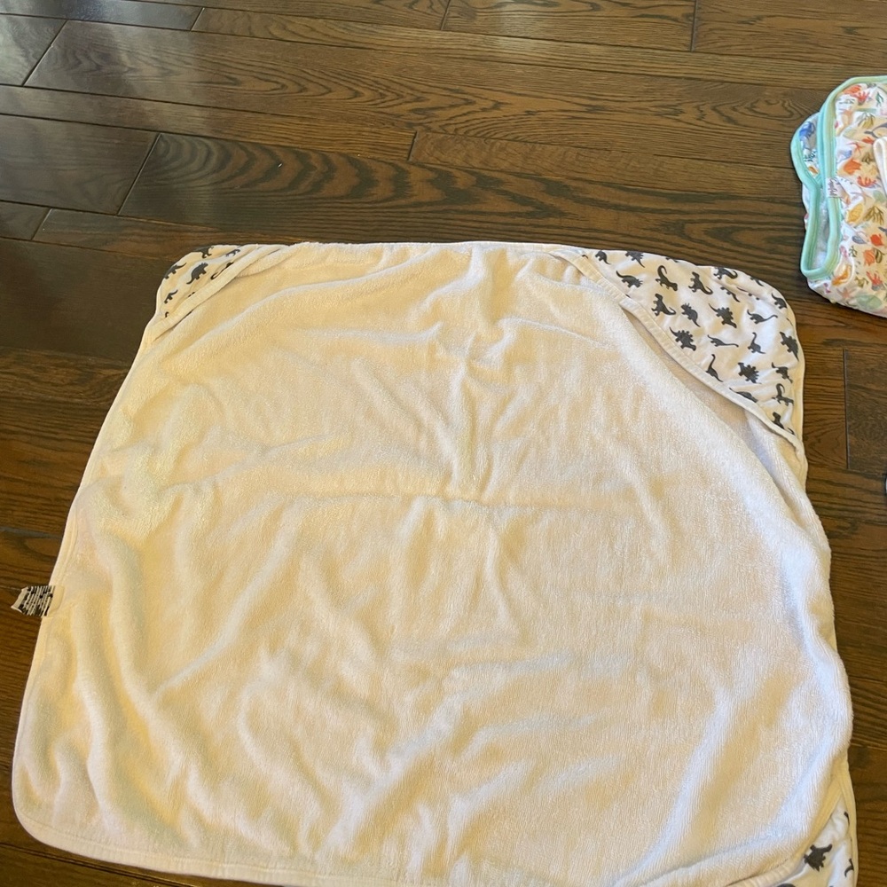 Copper pearl, baby hooded dinosaur towel and dinosaur burp cloth - Picture 2 of 2